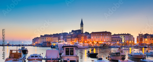Board z aluminiowym obramowaniem Nadmorskie miasteczko rovinj, istria, chorwacja.