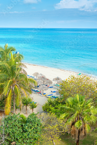 Board z aluminiowym obramowaniem Widok z lotu ptaka na piękną plażę varadero na Kubie