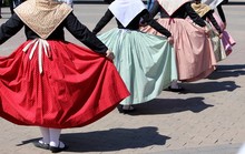 Danse Provençale En Costume Traditionnel