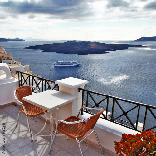 Fototapeta do kuchni Santorini - view of volcano and cruise ships