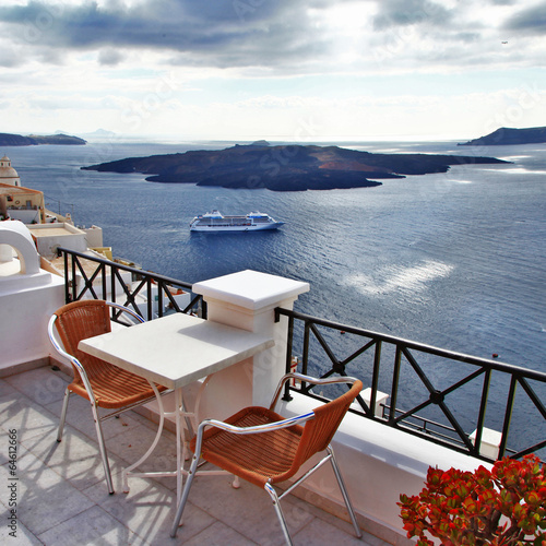 Obraz w ramie Santorini - view of volcano and cruise ships