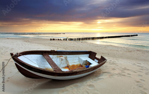 Naklejka samoprzylepna Łódź na pięknej plaży w sunrise