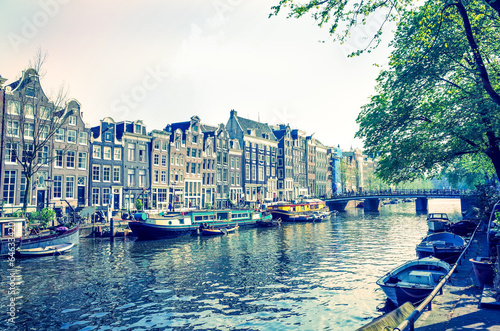 Tapeta ścienna Piękny widok kanałów amsterdamskich z mostem i typowo holenderskim