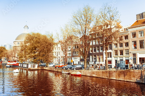 Tapeta ścienna Piękny widok kanałów amsterdamskich z mostem i typowo holenderskim