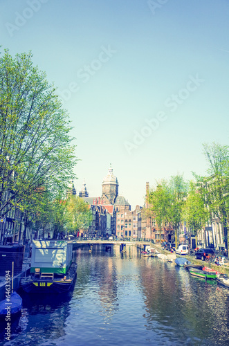 Tapeta ścienna Piękny widok kanałów amsterdamskich z mostem i typowo holenderskim