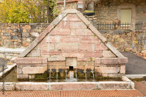 Photographie fuente de piedra en el pueblo de lois, picos de europa, leon