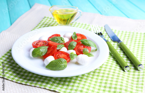 Plakat na papierze fotorealistycznym Sałatka caprese z serem mozarella, pomidorami i bazylią