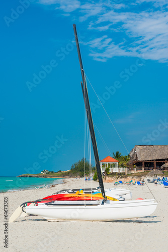 Board z aluminiowym obramowaniem Żaglówki w słoneczny dzień na plaży varadero na Kubie