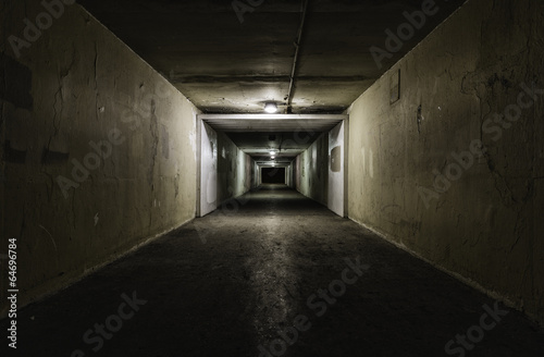 Board z aluminiowym obramowaniem Pusty tunel w nocy