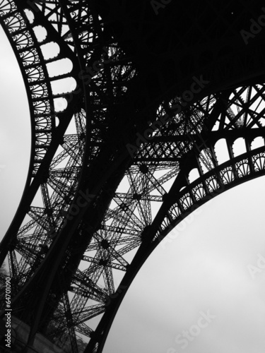 Board z aluminiowym obramowaniem Niskiego kąta widok wieża eifla, Paris, France