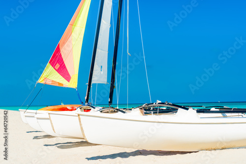 Board z aluminiowym obramowaniem Żaglówki z kolorowymi żaglami na tropikalnej plaży