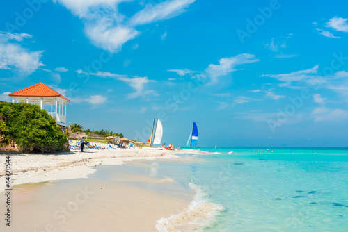 Board z aluminiowym obramowaniem Kolorowy widok plaży varadero na Kubie