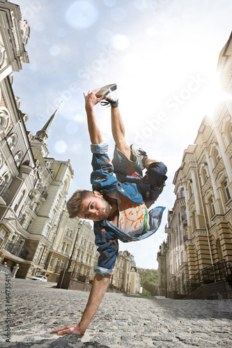 Plakat na zamówienie Man dancing Hip-hop in street