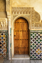 Fototapete - A door decorated in arabic style in La Alhambra, Granada, Spain