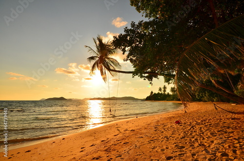 Obraz w ramie Piękna tropikalna wyspa o zachodzie słońca
