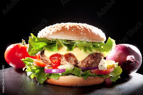 Naklejka samoprzylepna Pyszny hamburger serwowany na świeżo