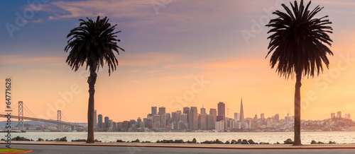 Obraz na płótnie canvas trzyczęściowy "tryptyk" San Francisco i most zatoki zaczerpnięte z wyspy skarbów.