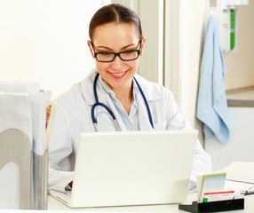 A female doctor working on the laptop