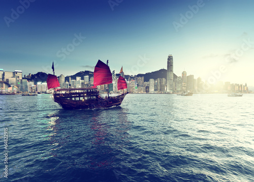Fotoboard na płycie Hongkong portu w czasie zachodu słońca