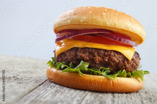 Naklejka samoprzylepna Grillowany hamburger na desce