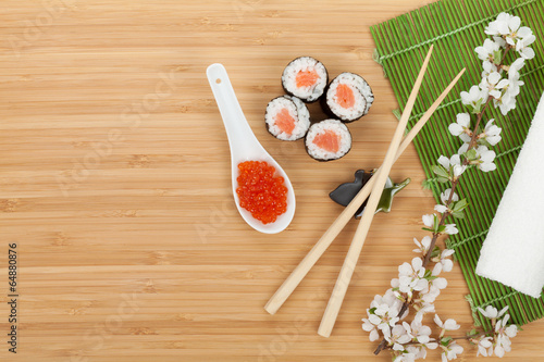 Naklejka samoprzylepna Zestaw sushi, kawior i świeża gałąź sakkury