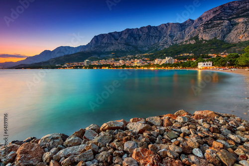 Board z aluminiowym obramowaniem Piękny chorwacki kurort o zachodzie słońca, makarska, dalmacja, europa