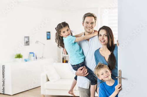 Juliste Family standing at front door to invite people at home
