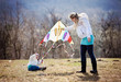 © Halfpoint - Pregnant mother and daughter with kite