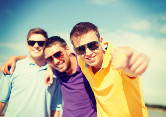 Canvas Print - group of friends having fun on the beach