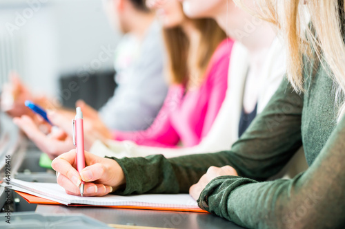 Photographie Studenten im Uni Hörsaal schreiben Klausur