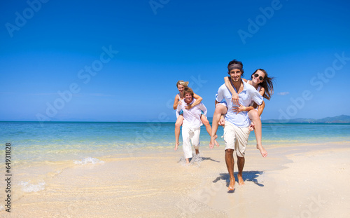 Board z aluminiowym obramowaniem Pary relaksujące się na plaży