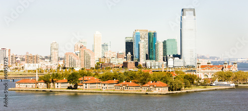 Board z aluminiowym obramowaniem Ellis island i new york city, usa