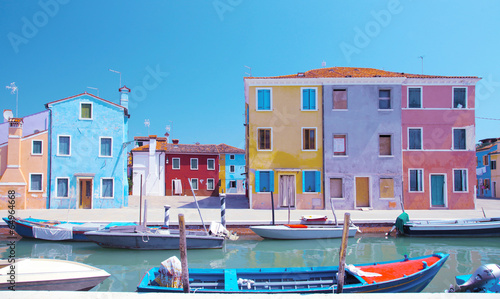 piekne-kolorowe-domy-i-gondole-na-wyspie-burano-w-wenecji-wlochy