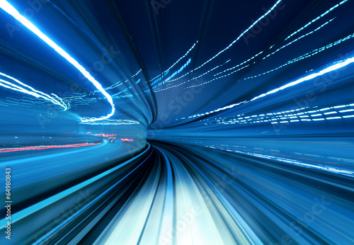 Fotografía Train moving fast in tunnel