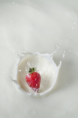 Wall Mural - latte con fragola splash