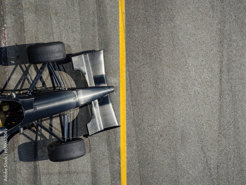 Cuadros en Lienzo Racing Car with standing at line background