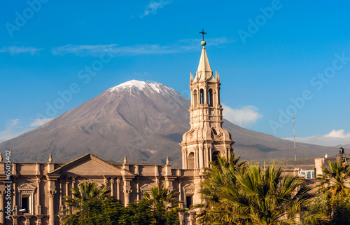 Board z aluminiowym obramowaniem Wulkan el misti wychodzi na miasto arequipa w południowym Peru