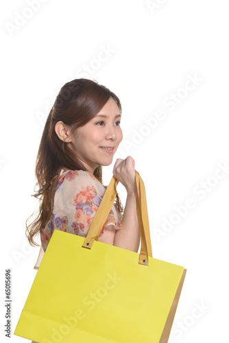 紙袋を持つ女性 Adobe Stock でこのストック画像を購入して 類似の画像をさらに検索 Adobe Stock