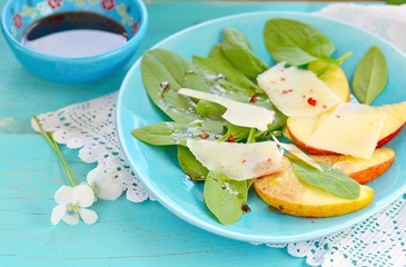 Wall Mural - spinach ,apples and cheese salad