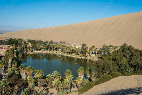 Board z aluminiowym obramowaniem Huacachina laguna na peruwiańskim wybrzeżu w ica peru