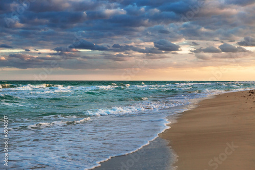 Board z aluminiowym obramowaniem Wschód słońca nad oceanem i plażą