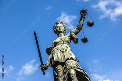Fototapeta na szkło Justitia, pomnik we Frankfurcie w Niemczech