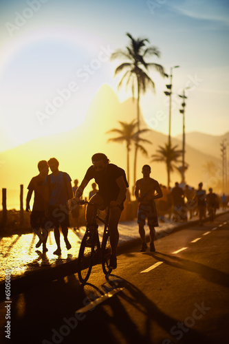 Board z aluminiowym obramowaniem Ścieżka rowerowa chodnik ipanema plaża Rio de Janeiro Brazylia