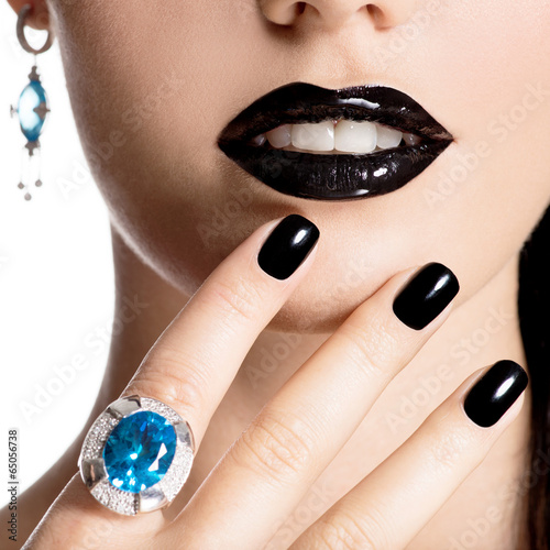 Tapeta ścienna Zbliżenie twarzy młodej pięknej kobiety z czarnym manicure