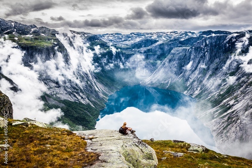 Photo Beautiful norwegian landscape with mountains on the the way to t