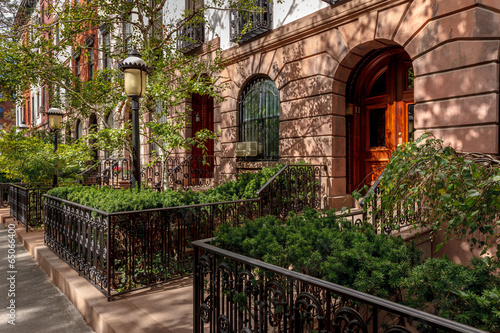Fotografie, Tablou Chelsea townhouses and front yards, NYC