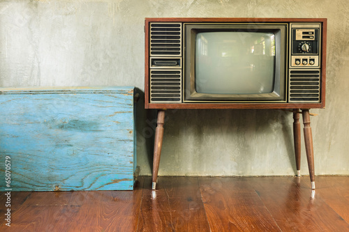 Board z aluminiowym obramowaniem Stary telewizor