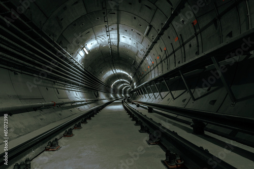 Board z aluminiowym obramowaniem Podziemny tunel do metra
