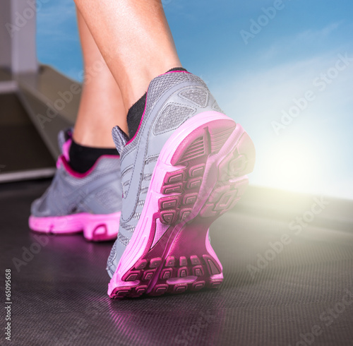 Board z aluminiowym obramowaniem Biegacz stóp działa w fitness pokoju zbliżenie na buty.