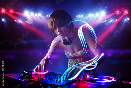 Board z aluminiowym obramowaniem Disc jockey girl odtwarzanie muzyki z efektami wiązki światła na scenie